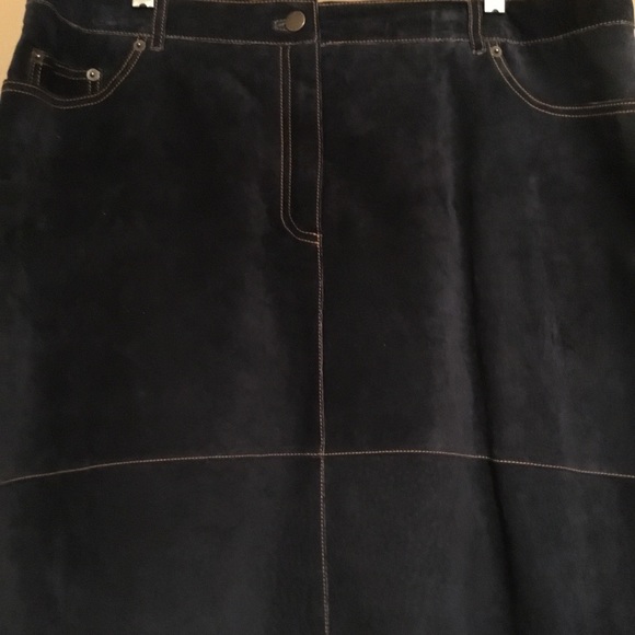 ⚫️🔵 LADIES ISAAC MIZRAHI GENUINE SUEDE SKIRT 🔵⚫️ - Picture 3 of 9